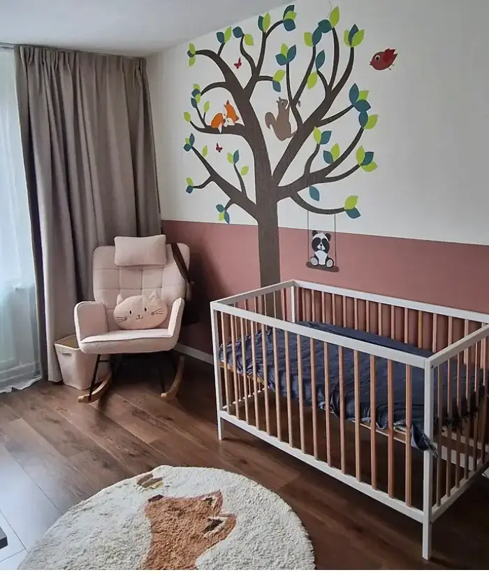 Terracotta babykamer met boom muurdecoratie